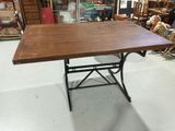 une table en bois avec un piètement en métal dans un magasin