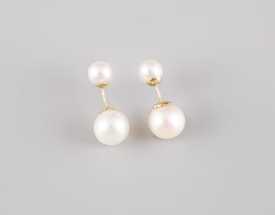 une paire de boucles d'oreilles en perles sur fond blanc