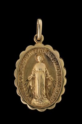 un gros plan d'une médaille d'or sur fond noir