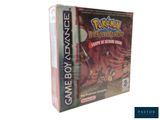 On voit ici la boîte de la Game Boy Advance avec la console posée dessus.