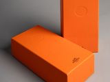 Deux boîtes orange sont posées côte à côte sur une surface grise.