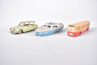 trois voitures jouets qui sont assises l'une à côté de l'autre
