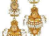 deux paires de boucles d'oreilles en or ornées de perles
