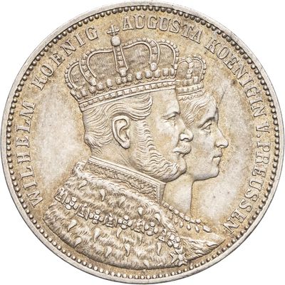 Gros plan sur une pièce d'argent ornée d'une couronne