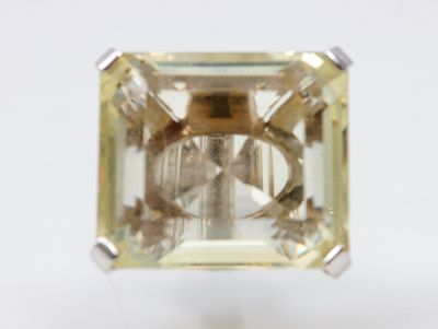 Bague en or gris centrée d'une citrine ou d'un quartz lemon …