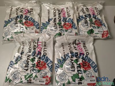 six paquets de papier toilette posés sur un plan de travail