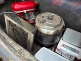 le coffre ouvert d'une voiture contenant de nombreux objets