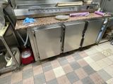 une grande cuisine avec de nombreux appareils en acier inoxydable