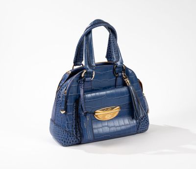 un sac à main en cuir de crocodile bleu avec des finitions dorées