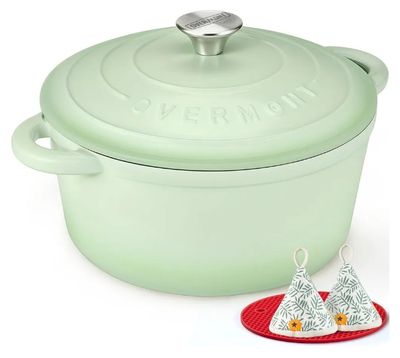 un plat à gratin vert avec un couvercle et un sachet de thé à côté