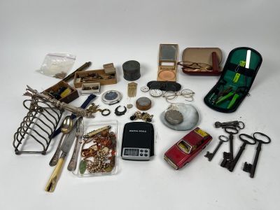 un grand nombre d'objets posés sur une table