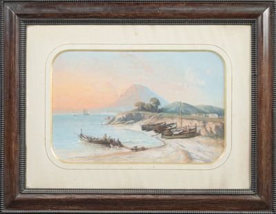 tableau représentant une scène de plage avec des bateaux dans l'eau et une montagne au loin