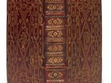 un vieux livre orné de motifs élaborés