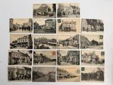 de nombreuses cartes postales anciennes représentant des bâtiments d'époque accrochées au mur