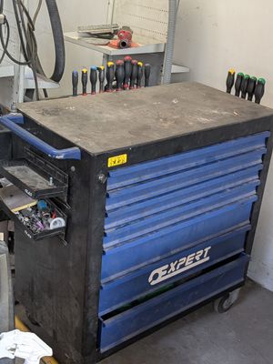 une image d'un établi avec des outils dessus