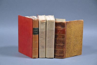 trois livres sont empilés sur une table