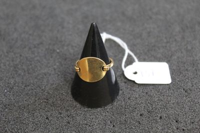 un gros plan d'un cône noir orné d'un anneau doré
