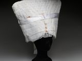 un gros plan sur la tête d'un mannequin recouverte d'un tissu blanc