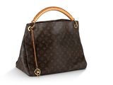 un sac à main Louis Vuitton sur fond blanc