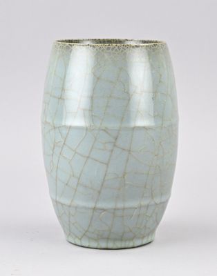 un vase bleu dont la surface est craquelée