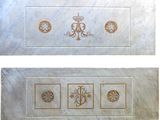 deux plaques de marbre blanc ornées de motifs dorés
