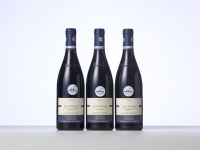 trois bouteilles de vin posées sur une table