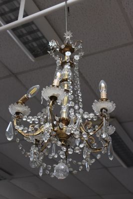un lustre suspendu au plafond d'une pièce