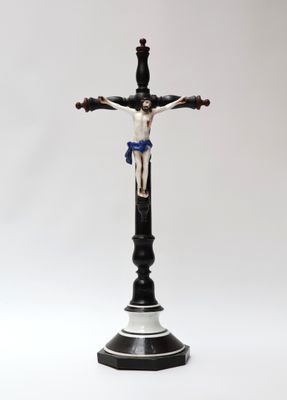 Christ sur sa croix en bois et porcelaine émaillée à décor p…