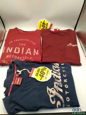 Trois t-shirts pour homme sont exposés dans une boîte