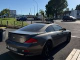 une voiture garée sur un parking à côté d'une table de pique-nique
