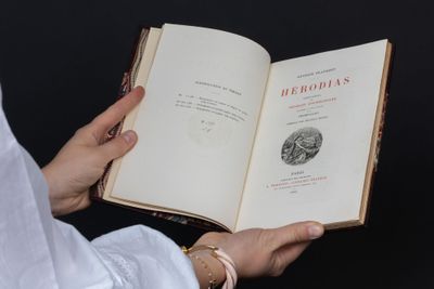 une personne tenant un livre ouvert dans ses mains