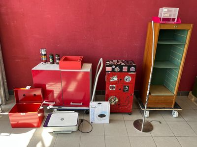 Mobilier et matériel de tatoueur comprenant : - Imprimante H…