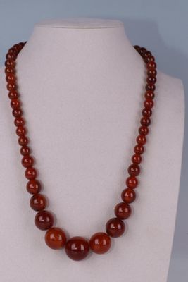 Collier en chute de 53 boules de bakélite de tons ambré et a…