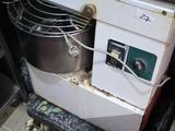 une cuisinière sur laquelle est posée une casserole, à côté d'une poubelle