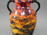 un vase posé sur une table à fond gris