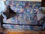 un canapé et une table basse dans un salon