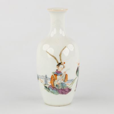un vase blanc sur lequel est représentée une femme et un homme dans un bateau