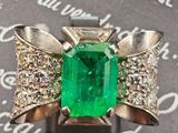 Gros plan sur une bague contenant une pierre verte
