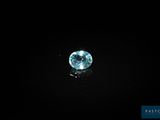 gros plan d'un diamant bleu sur une surface noire