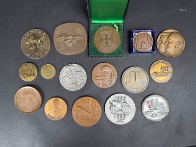 un lot de pièces de monnaie posées sur une table