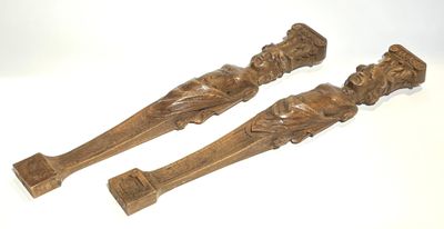 Paire de pilastres pour ameublement en noyer sculpté figuran…