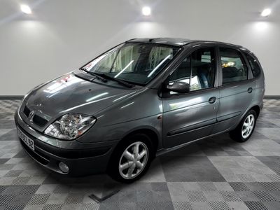 la photo d'une petite voiture grise garée dans un garage