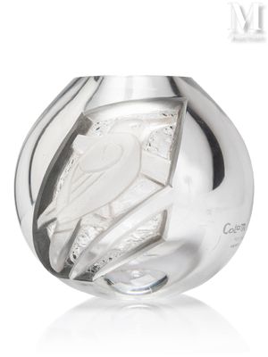 un vase en argent orné d'un oiseau sur un fond blanc