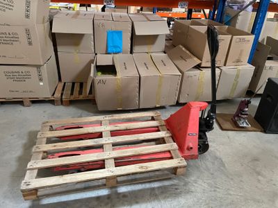 une palette posée devant un tas de cartons