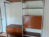 une photo d'une chambre avec un bureau et des étagères