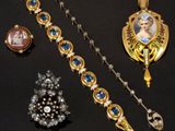 plusieurs bijoux, dont un collier, une broche et une broche