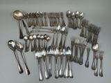 beaucoup de cuillères en argent et de cuillères sur la table
