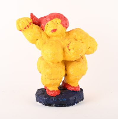 une petite figurine représentant un homme tenant une batte de baseball