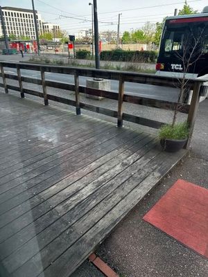 un bus garé sur le bord de la route