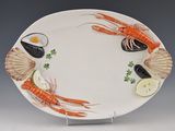 une assiette garnie de crevettes, de crevettes et de rondelles de citron